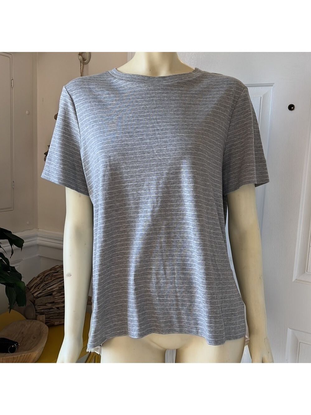 𝅺nwt Banana Republic Short Sleeve Gray & White Stripe Pleated Back Top L